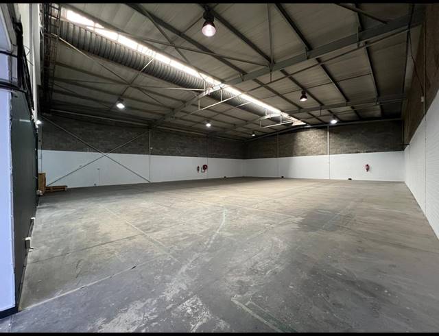 620M² WAREHOUSE TO LET IN LASER PARK